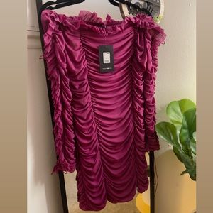 BURGUNDY RUCHED DRESS.